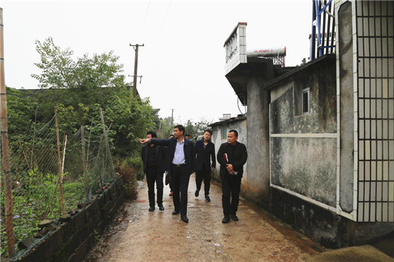 杨一中深入潭湾镇督导脱贫攻坚工作 - 辰溪县人民政府