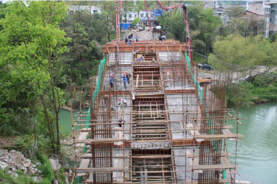 辰溪中伙铺大桥顺利完成拱圈浇筑合拢