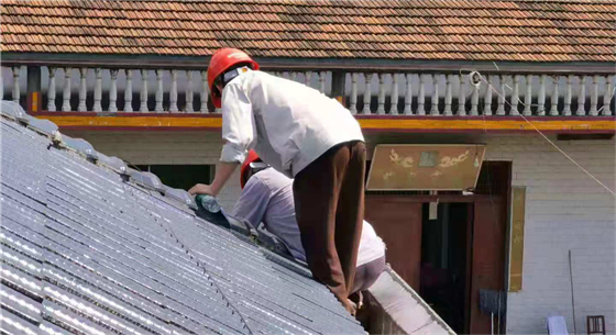 国网辰溪供电公司帮助空巢老人维修屋顶