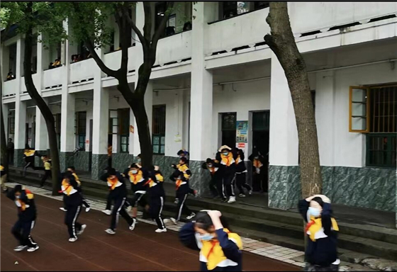辰溪县城北小学开展512防震减灾紧急疏散演练